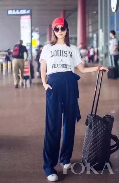 杨幂李易峰现身米兰街头,李易峰怎么穿杨幂的衣服