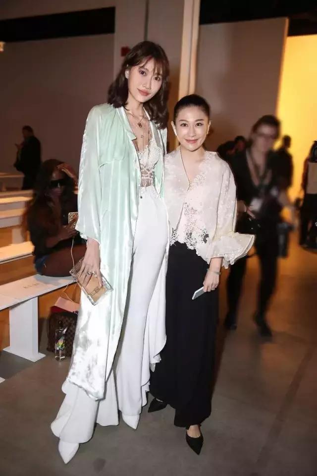 杨幂李易峰现身米兰街头,李易峰怎么穿杨幂的衣服