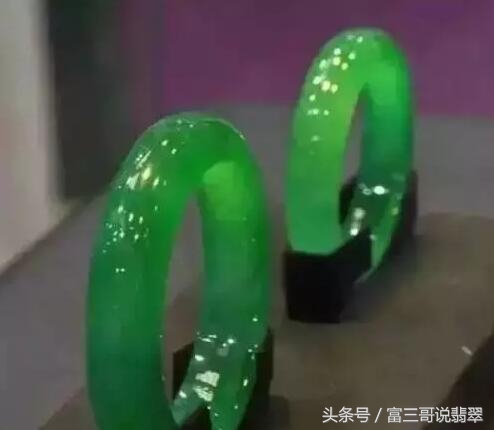 最牛赌石一夜暴富130万,赌石现场一刀赚18个亿帝王绿