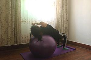 瘦身健身动作教学瑜伽15分钟,最简单的瑜伽球动作减肚子