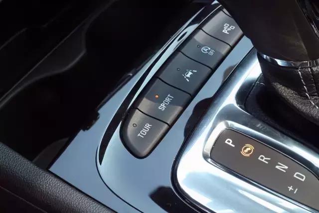 君威gs与标致508l底盘对比,新款君威gs底盘顶起来长什么样