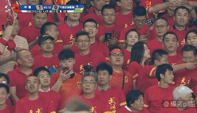 球队大败老大爷遭气昏，他们是真心喜欢足球！