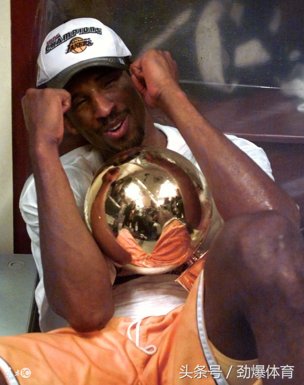 为了纪念科比为什么穿28号球衣,关于科比24号球衣故事