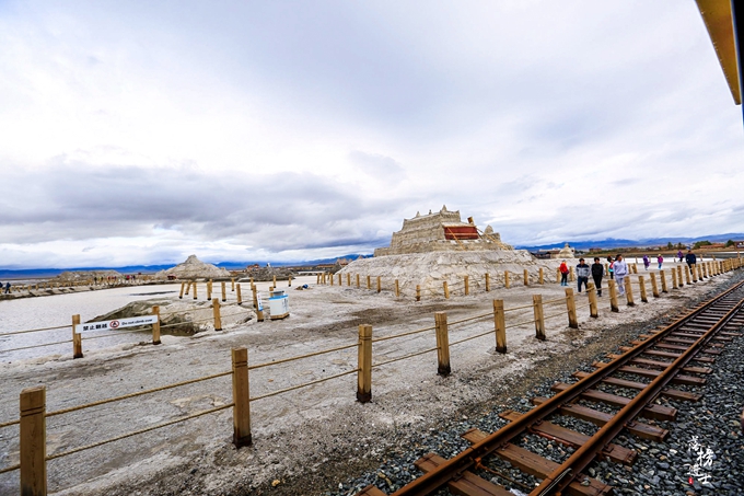 茶卡盐湖的蓝天白云宛如仙境,茶卡盐湖的夜