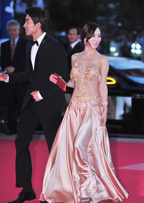 韩国女明星红毯简单大方,韩国女星红毯衣着暴露引争议