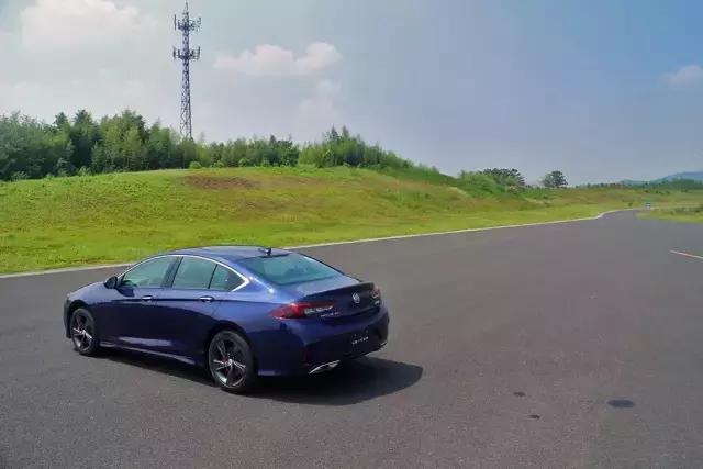 君威gs与标致508l底盘对比,新款君威gs底盘顶起来长什么样