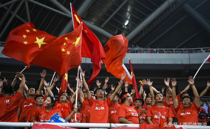 球队大败老大爷遭气昏，他们是真心喜欢足球！