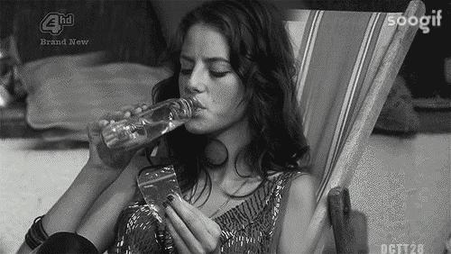 服用这三种药物时千万不要喝咖啡,服用这几类药最好别开车