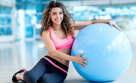 瘦身健身动作教学瑜伽15分钟,最简单的瑜伽球动作减肚子