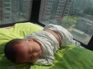 冬天隔着玻璃晒太阳的三大好处,新生儿晒太阳隔着玻璃效果如何