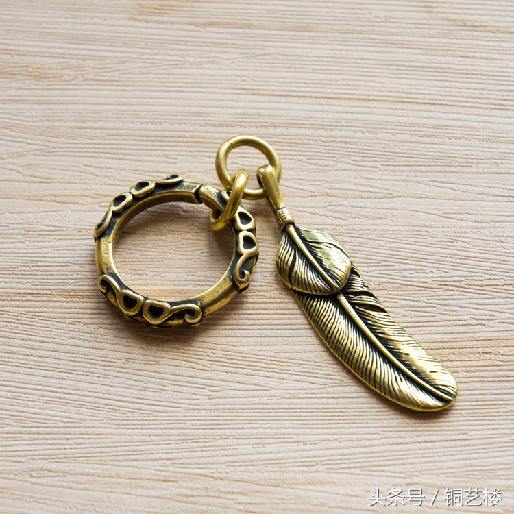 一串黄铜钥匙挂件卖出天价，这位潮流设计师到底有何不同