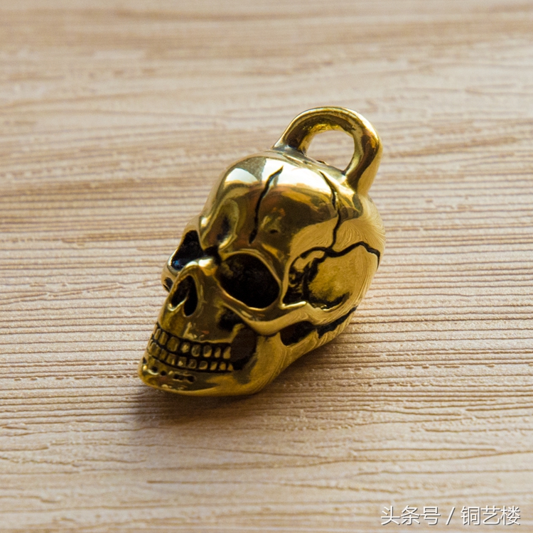 一串黄铜钥匙挂件卖出天价，这位潮流设计师到底有何不同