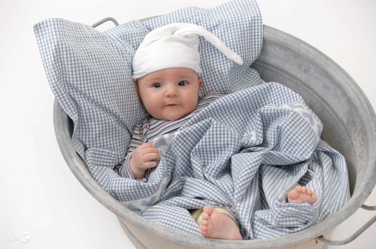 宝宝睡前哭闹越抱越哭,婴儿睡前哭闹要几月才能改善