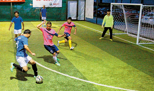 新疆五人制足球对广东五人制足球,五人制足球业余比赛怎么踢