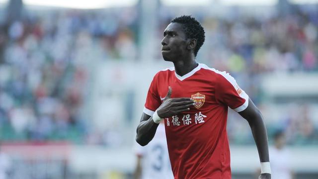没有对比就没有伤害：冈比亚C罗惊艳中超，黑人同胞0进球却狂炫富