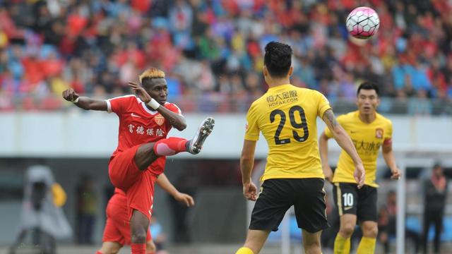 没有对比就没有伤害：冈比亚C罗惊艳中超，黑人同胞0进球却狂炫富