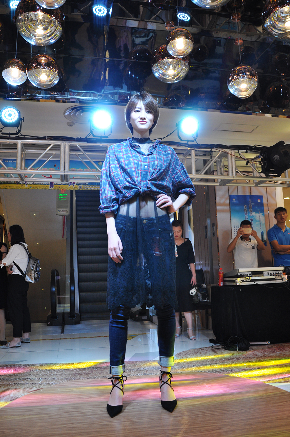 麦步远东开放式秀场，金色麦田间解锁最全秋季穿搭