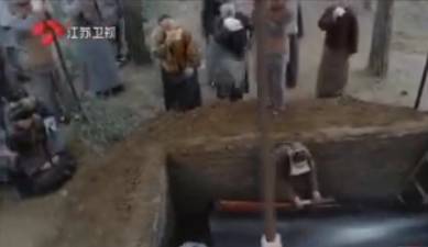 剧情已过半，主角领盒饭，反套路不断，《那年花开》的脑洞忒厉害