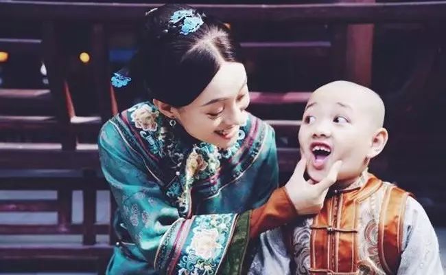 剧情已过半，主角领盒饭，反套路不断，《那年花开》的脑洞忒厉害