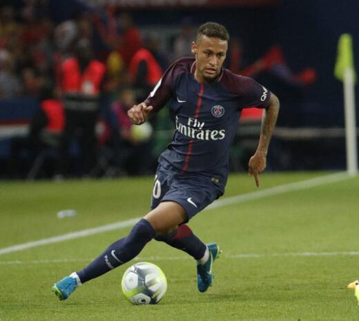 内马尔与卡瓦尼争罚点球，阿尔维斯怒推卡瓦尼，巴西帮占领更衣室