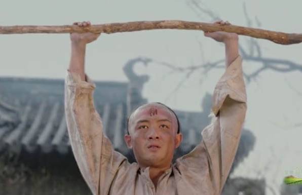 剧情已过半，主角领盒饭，反套路不断，《那年花开》的脑洞忒厉害