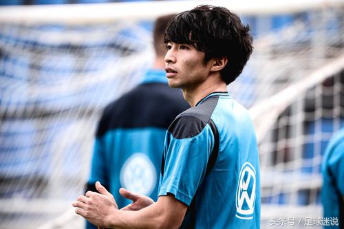 卡在不莱梅的张玉宁深情的目光望过去，满眼都是柴崎岳……