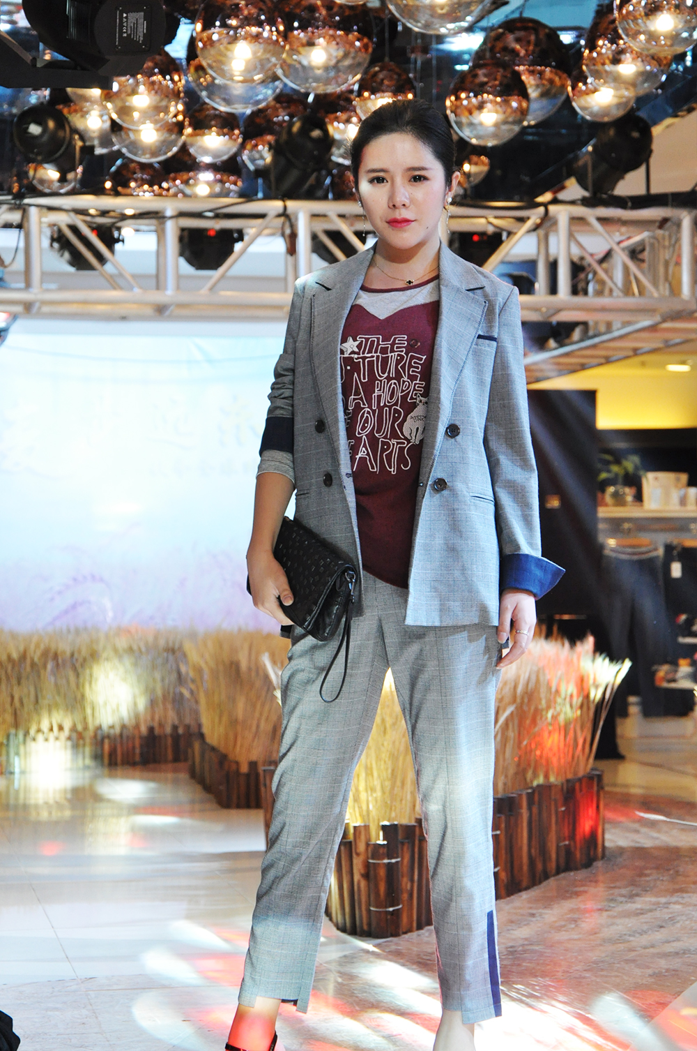 麦步远东开放式秀场，金色麦田间解锁最全秋季穿搭