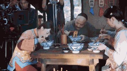 剧情已过半，主角领盒饭，反套路不断，《那年花开》的脑洞忒厉害