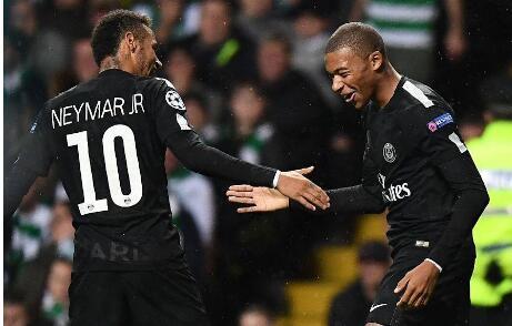 内马尔与卡瓦尼争罚点球，阿尔维斯怒推卡瓦尼，巴西帮占领更衣室