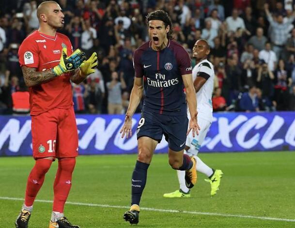 内马尔与卡瓦尼争罚点球，阿尔维斯怒推卡瓦尼，巴西帮占领更衣室