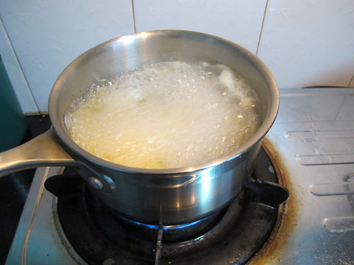 电压力锅熬小米粥步骤,怎样熬小米粥粘稠又快