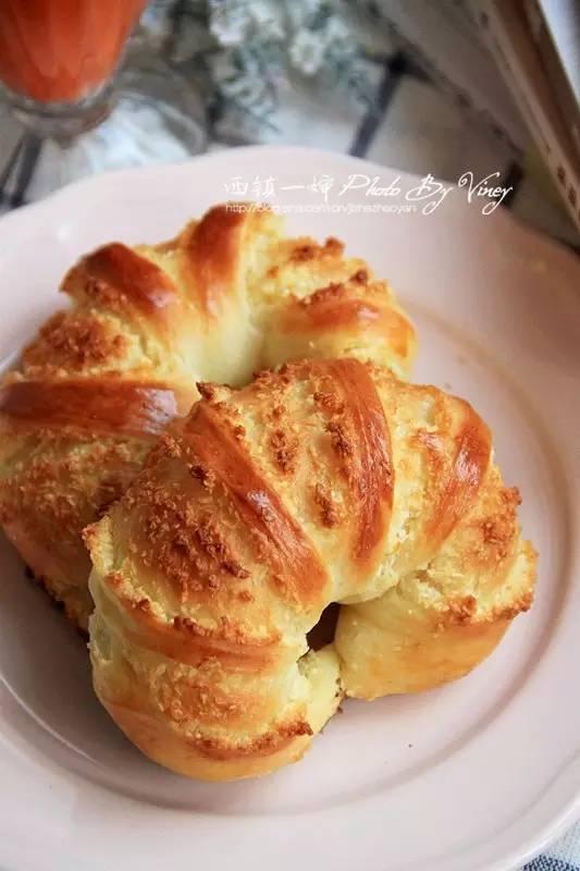 怎么做的面包烤出来软软的好吃,自己做的面包没有面包店松软香甜