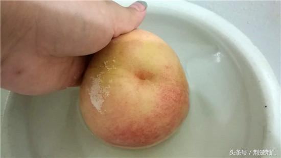用小苏打洗桃子为什么桃子会发黑,洗桃子怎么洗干净