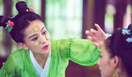 2年前她还是丫鬟，如今已成女主，豪车数台，却更爱机车疾驰玩乐