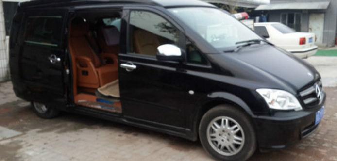 2年前她还是丫鬟，如今已成女主，豪车数台，却更爱机车疾驰玩乐