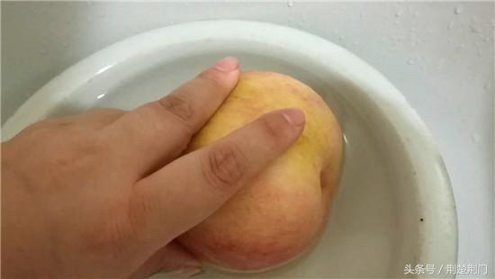 用小苏打洗桃子为什么桃子会发黑,洗桃子怎么洗干净