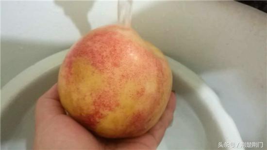 用小苏打洗桃子为什么桃子会发黑,洗桃子怎么洗干净