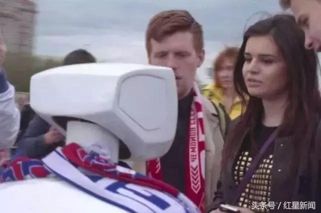 俄罗斯小哥保安殴打不戴口罩者,俄罗斯保镖被猛击两拳反击