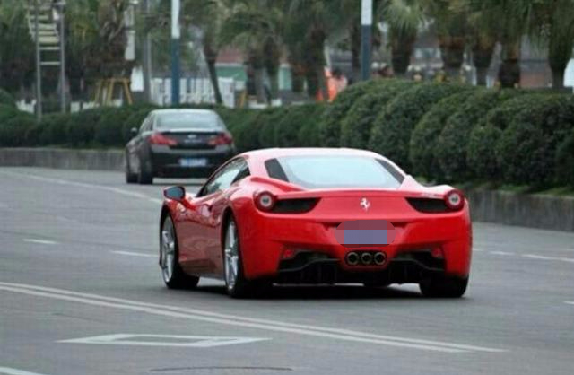 2年前她还是丫鬟，如今已成女主，豪车数台，却更爱机车疾驰玩乐