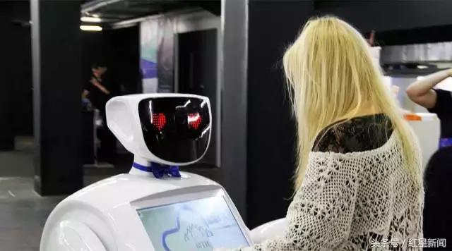 俄罗斯小哥保安殴打不戴口罩者,俄罗斯保镖被猛击两拳反击