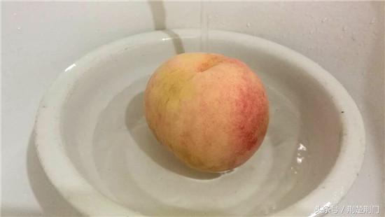 用小苏打洗桃子为什么桃子会发黑,洗桃子怎么洗干净