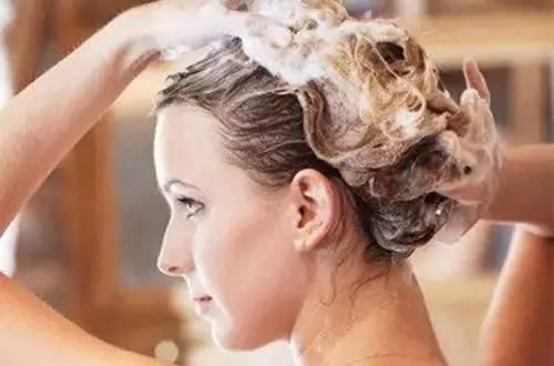 发根长小痘痘是什么原因,发根老是长痘怎么回事