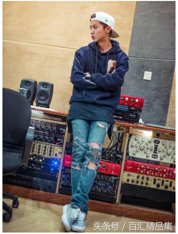 鹿晗穿风衣唱歌,鹿晗穿vans拍mv