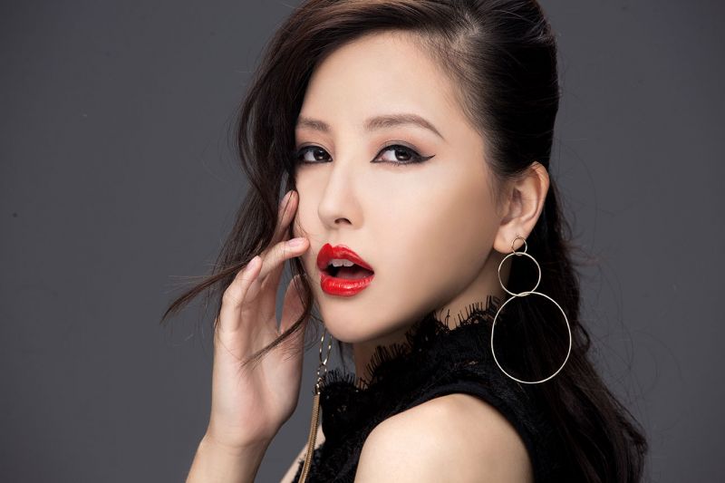 粉色眼影双重奏，用眼眉色调+线条决定时尚表情！