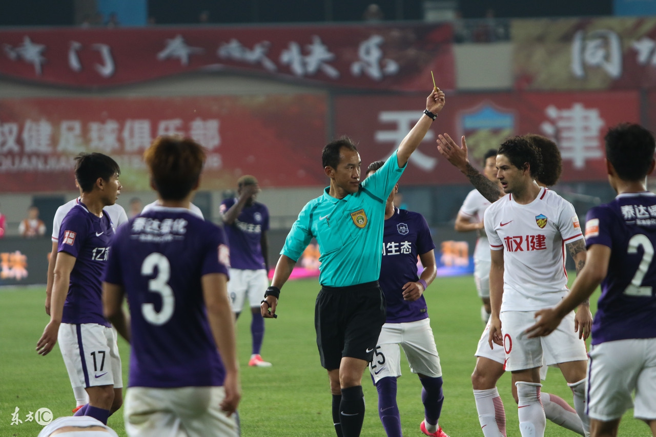中超德比战争议判罚引热议,中超昏哨5分钟3次争议判罚