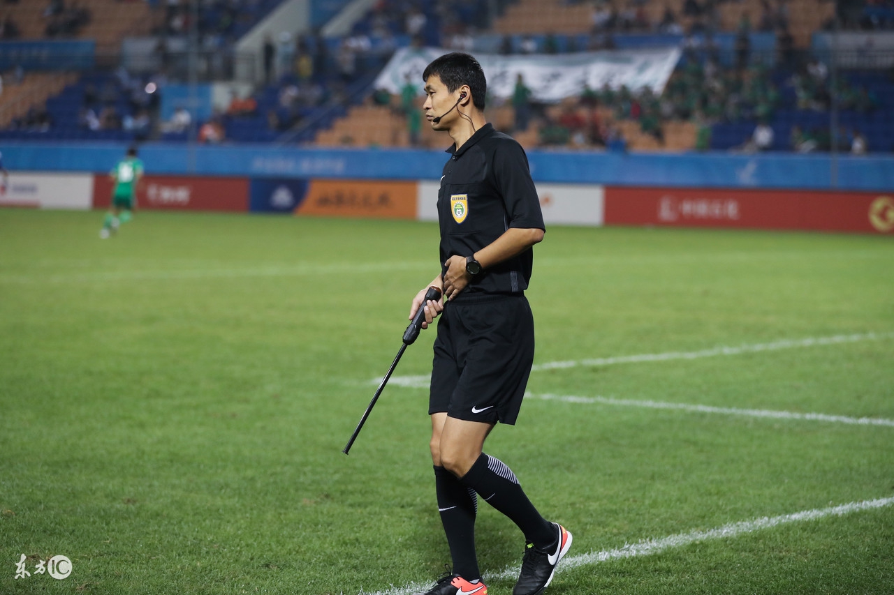 中超德比战争议判罚引热议,中超昏哨5分钟3次争议判罚