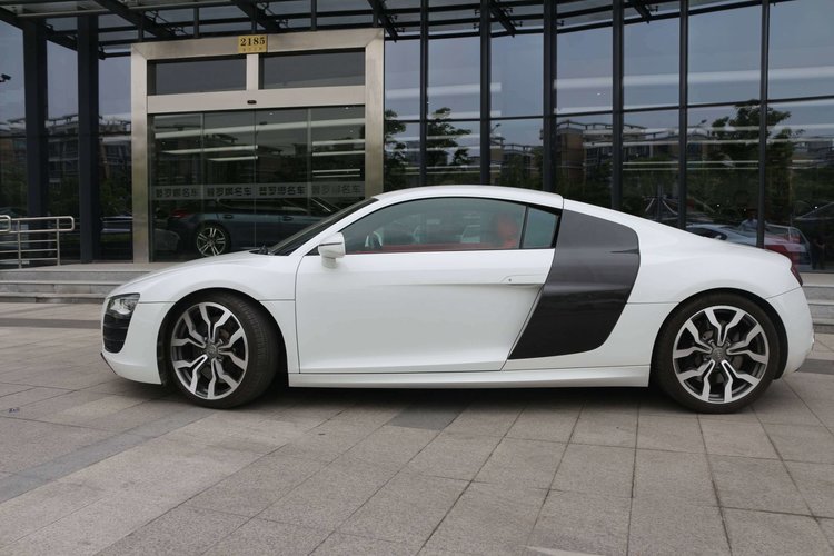 r8是顶级超跑吗,年轻人的第一台超跑r8