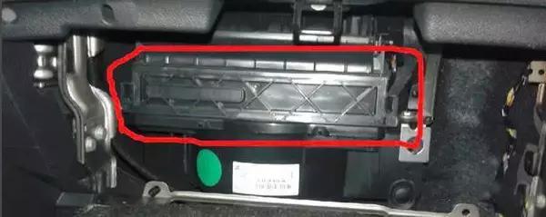 宝马车空气滤清器如何拆卸,宝马车空调滤芯怎么拆