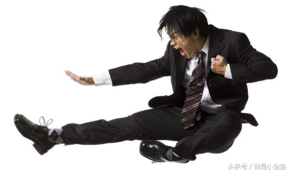 故事：她的后脑上赫然钉着一把一尺来长的*刀砍**！