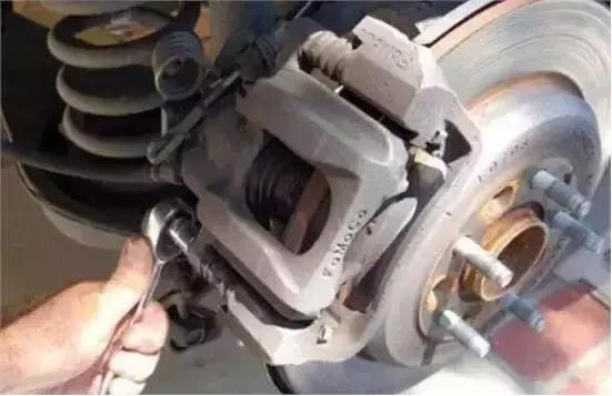 速度100刹车方向盘抖怎么回事,汽车100码刹车方向盘抖